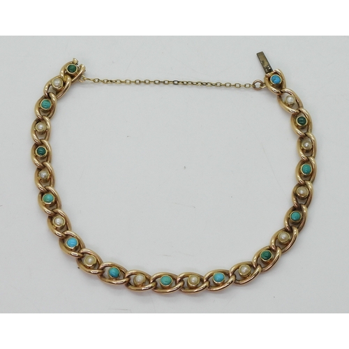 2817 - A TURQUOISE & PEARL BRACELETin 15ct gold each curb link is set with a turquoise or a split pearl... 