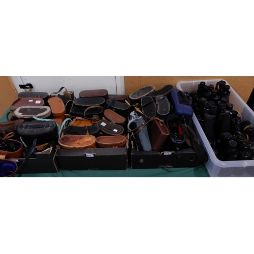 419 - A quantity of binoculars with various makers and models with Nikon, Pentax, E. Leitz, Carl Zeiss, Vi... 