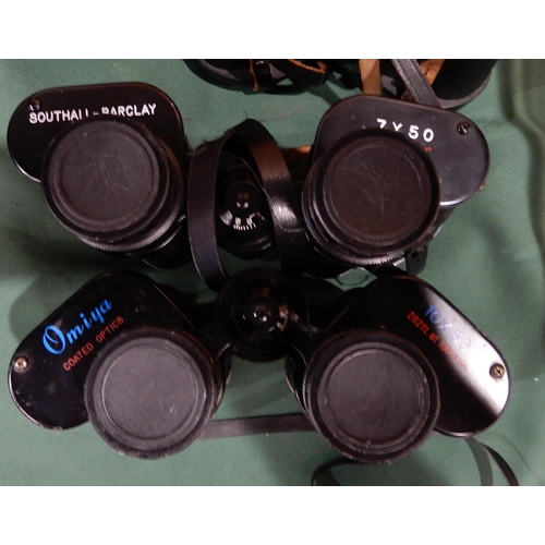 419 - A quantity of binoculars with various makers and models with Nikon, Pentax, E. Leitz, Carl Zeiss, Vi... 