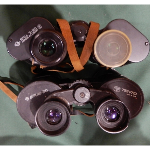 419 - A quantity of binoculars with various makers and models with Nikon, Pentax, E. Leitz, Carl Zeiss, Vi... 