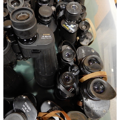 419 - A quantity of binoculars with various makers and models with Nikon, Pentax, E. Leitz, Carl Zeiss, Vi... 