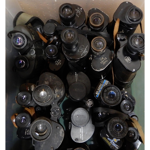 419 - A quantity of binoculars with various makers and models with Nikon, Pentax, E. Leitz, Carl Zeiss, Vi... 