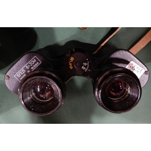 419 - A quantity of binoculars with various makers and models with Nikon, Pentax, E. Leitz, Carl Zeiss, Vi... 