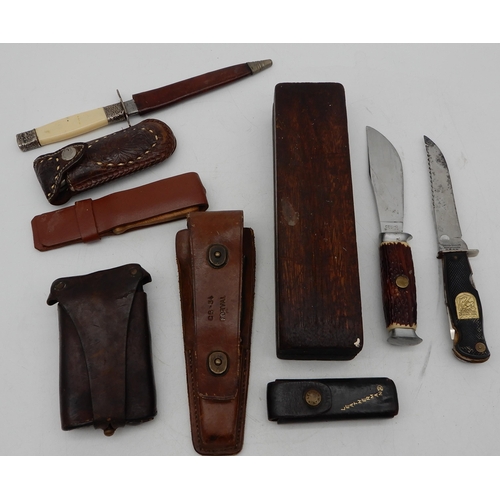 425 - A lot comprising a Leatherman, Gerber multi tool, wood knives and a sharpening stone etc