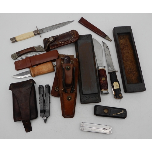 425 - A lot comprising a Leatherman, Gerber multi tool, wood knives and a sharpening stone etc