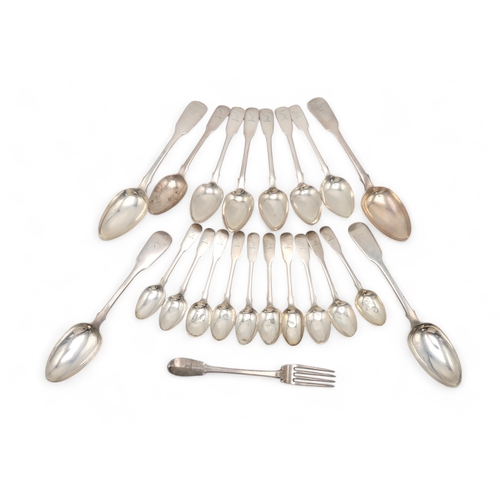 2547 - A COLLECTION OF GEORGIAN AND LATER SILVER FLATWAREall in the fiddle pattern, including ten teaspoons... 