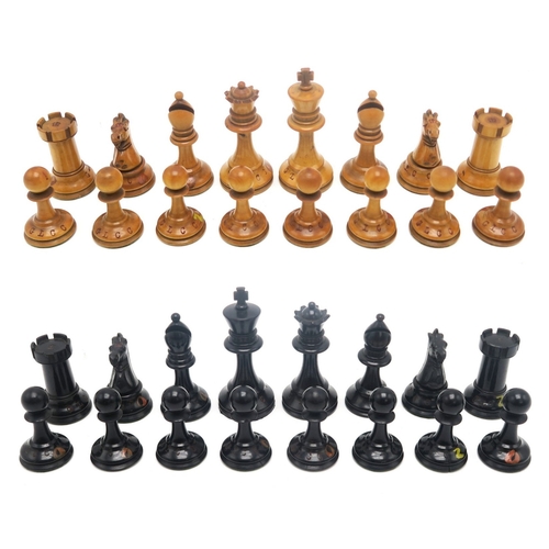 2664A - A SET OF STAUNTON CHESSMENIn boxwood and ebony, with weighted bases, the kings standing approx. 8.5c... 