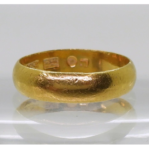 709 - A bright yellow metal wedding ring, stamped with Chinese characters and 96.5%, finger size X1/2, wei... 