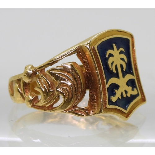 731 - A bright yellow metal ring stamped with 750, depicting the Saudi Arabia emblem of Crossed Swords and... 