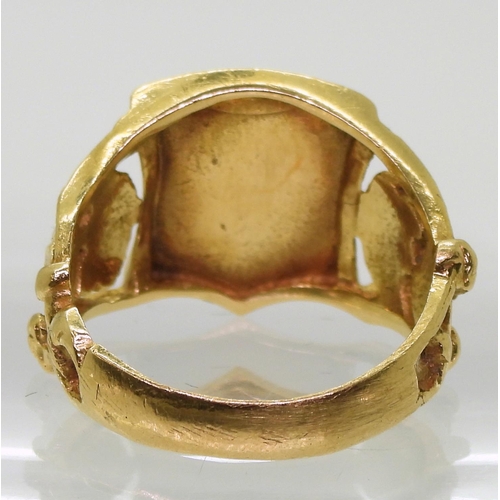 731 - A bright yellow metal ring stamped with 750, depicting the Saudi Arabia emblem of Crossed Swords and... 