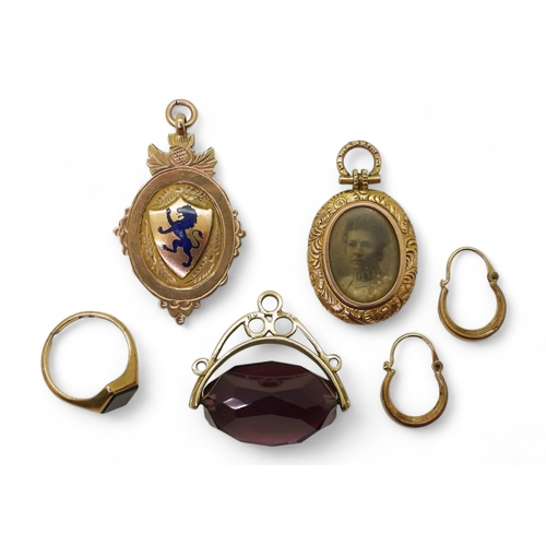 747 - A collection of gold and yellow metal items to include a 9ct Scottish Lion medallion, an onyx signet... 