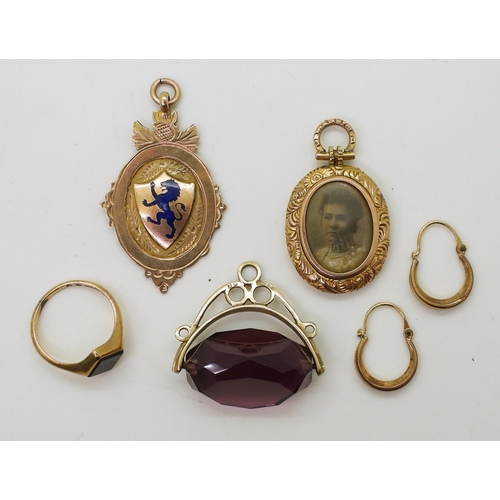 747 - A collection of gold and yellow metal items to include a 9ct Scottish Lion medallion, an onyx signet... 