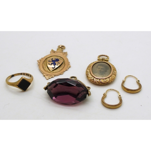 747 - A collection of gold and yellow metal items to include a 9ct Scottish Lion medallion, an onyx signet... 