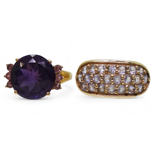 786 - A 9ct gold amethyst and pink gem set ring, size O, and a purple gem cluster ring, size N1/2, weight ... 