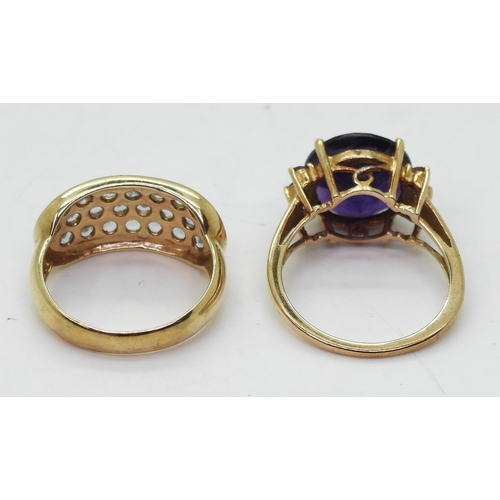 786 - A 9ct gold amethyst and pink gem set ring, size O, and a purple gem cluster ring, size N1/2, weight ... 