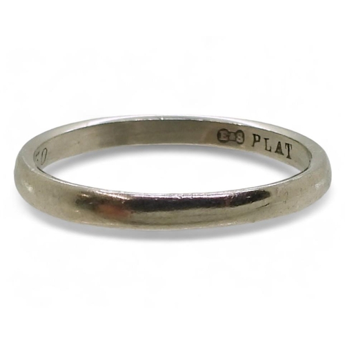 811 - A platinum wedding ring, size Q1/2, weight 3.5gms