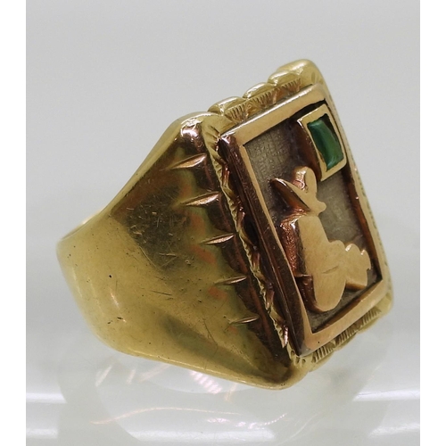 815 - An 18k Mexican style signet ring, set with an (af) emerald, size T1/2, weight 17.1gms