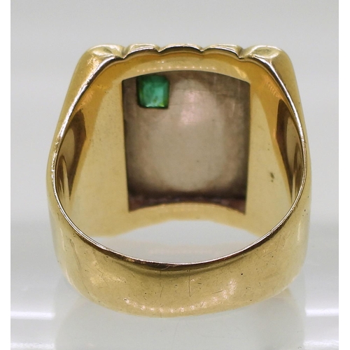 815 - An 18k Mexican style signet ring, set with an (af) emerald, size T1/2, weight 17.1gms