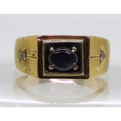 816 - An 18k gold sapphire set gents ring, size V, weight 11.3gms