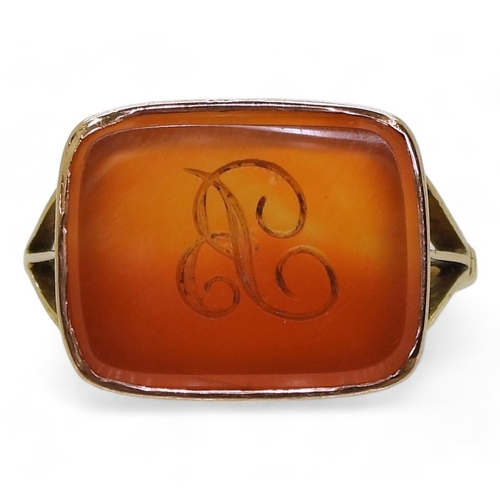 823 - A 9ct gold intaglio monogramed carnelian signet ring, size approx T, weight 5gms