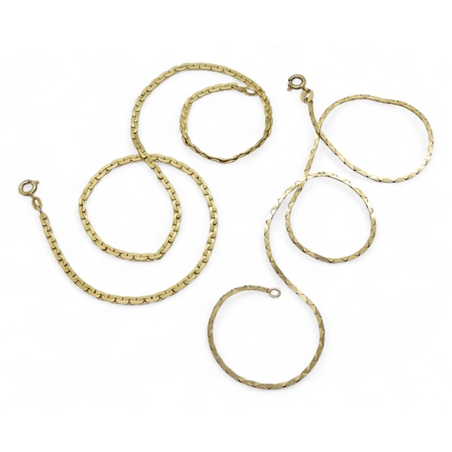 846 - A 9ct gold fancy 42cm, flattened curb chain necklace, and a 9ct 40cm zig zag chain weight together 1... 