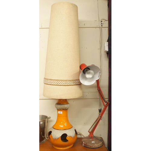 102 - A lot comprising a mid 20th century Emmedi anglepoise style desk lamp and a mid 20th century stonewa... 