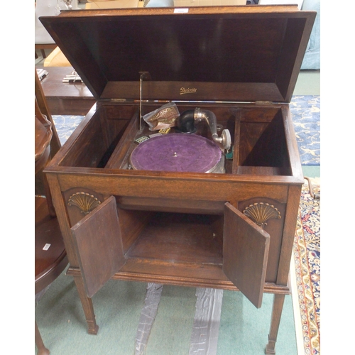 104 - A 20th century oak cased Dulcetto wind up gramophone