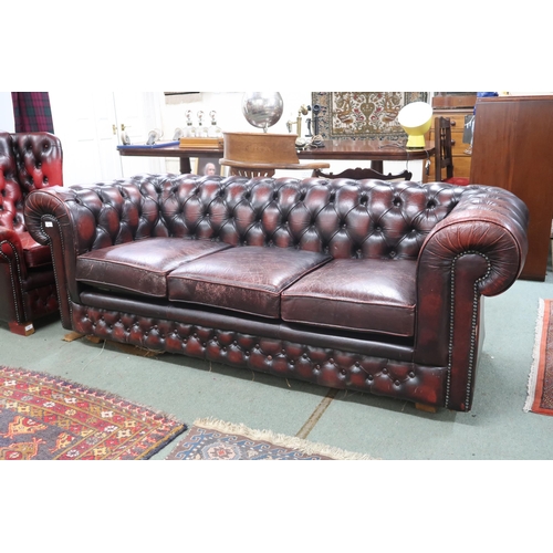 21 - A 20th century oxblood buttonback leather upholstered Chesterfield style club settee, 74cm high x 20... 