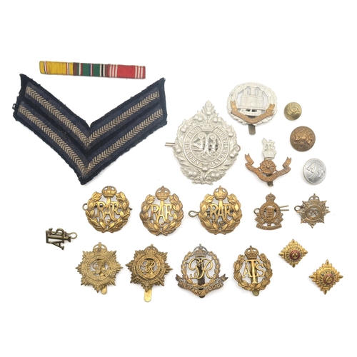 318 - Military cap badges, to inlude an Argyll and Sutherland highlanders glengarry cap badge, with others... 