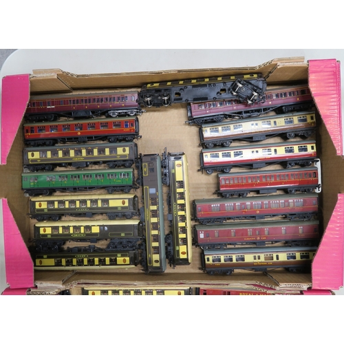 389 - A large quantity of 00-gauge railway carriages, with examples by Bachmann, Maninline, Hornby, Hornby... 