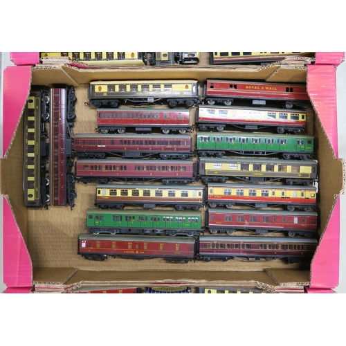 389 - A large quantity of 00-gauge railway carriages, with examples by Bachmann, Maninline, Hornby, Hornby... 