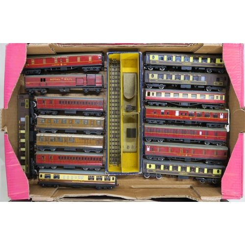 389 - A large quantity of 00-gauge railway carriages, with examples by Bachmann, Maninline, Hornby, Hornby... 