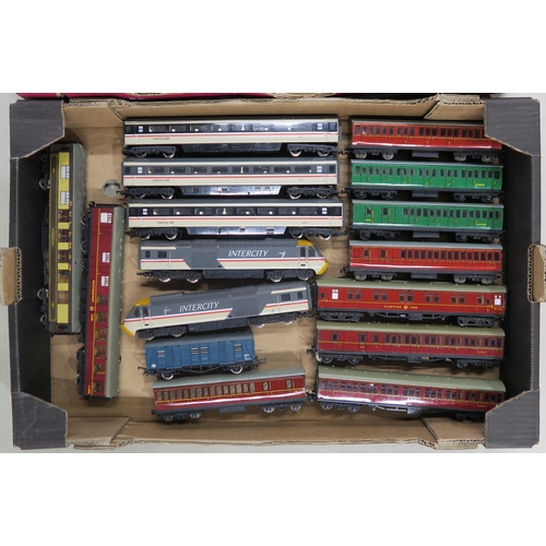 389 - A large quantity of 00-gauge railway carriages, with examples by Bachmann, Maninline, Hornby, Hornby... 