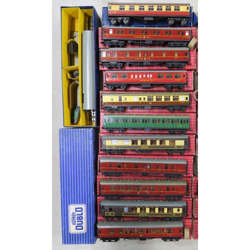 390 - A large quantity of boxed Hornby Dublo railway carriages, with a further assortment of boxed goods w... 