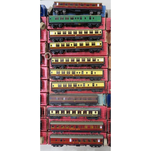 390 - A large quantity of boxed Hornby Dublo railway carriages, with a further assortment of boxed goods w... 