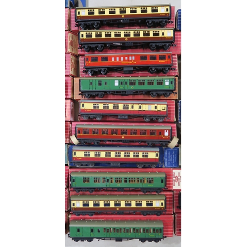 390 - A large quantity of boxed Hornby Dublo railway carriages, with a further assortment of boxed goods w... 