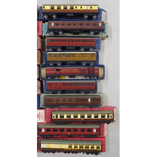 390 - A large quantity of boxed Hornby Dublo railway carriages, with a further assortment of boxed goods w... 