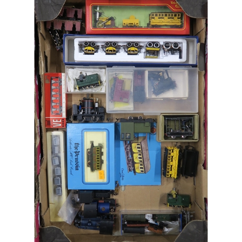 392 - A mixed collection of model railway locomotives and accessories, to include various Bachmann DeWitt ... 