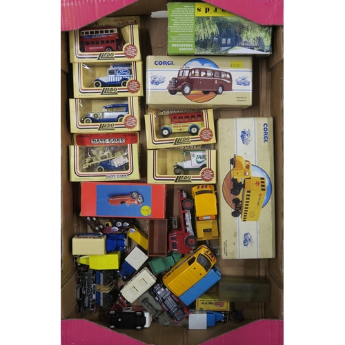 392 - A mixed collection of model railway locomotives and accessories, to include various Bachmann DeWitt ... 