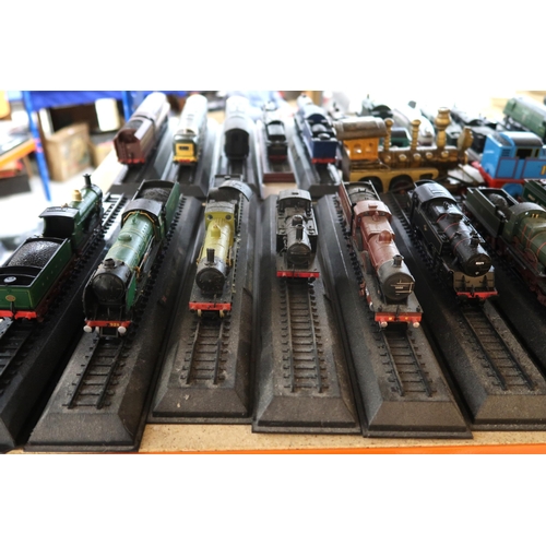 403 - A quantity of boxed Great British Locomotives Collection 00-scale models, with corresponding magazin... 