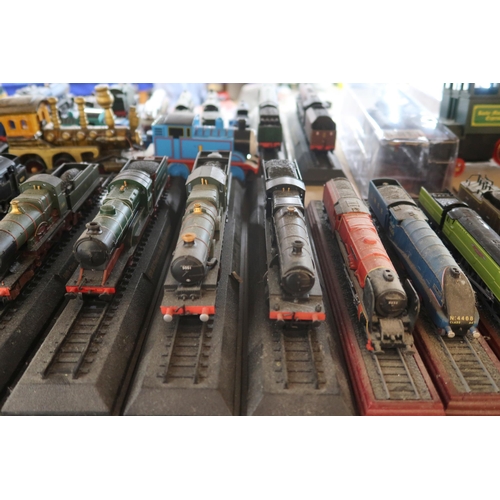 403 - A quantity of boxed Great British Locomotives Collection 00-scale models, with corresponding magazin... 