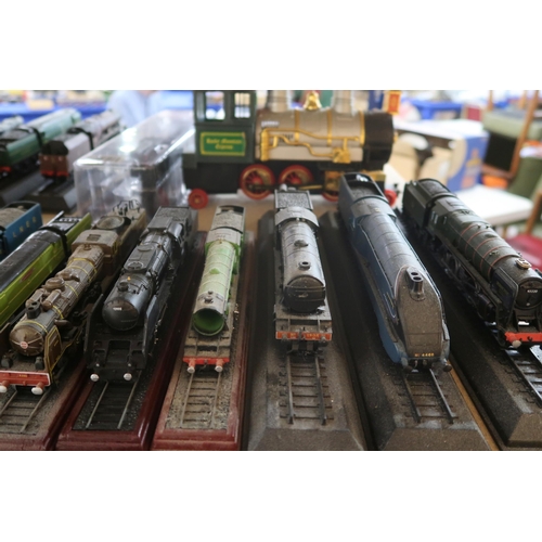 403 - A quantity of boxed Great British Locomotives Collection 00-scale models, with corresponding magazin... 