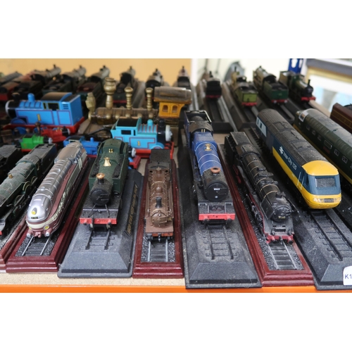 403 - A quantity of boxed Great British Locomotives Collection 00-scale models, with corresponding magazin... 