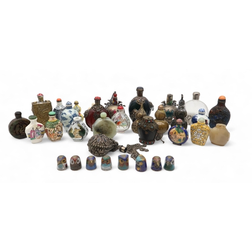 211 - A large quantity of snuff bottles, including glass, porcelain, bone, metal and carved stone, togethe... 