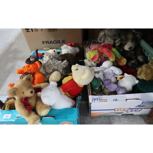 258 - A large quantity of small to medium plush bears including Beanies (7)