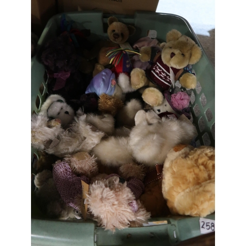 258 - A large quantity of small to medium plush bears including Beanies (7)