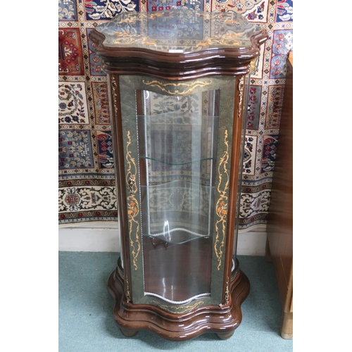 85 - A 20th century continental style freestanding vitrine display cabinet with serpentine front, back an... 