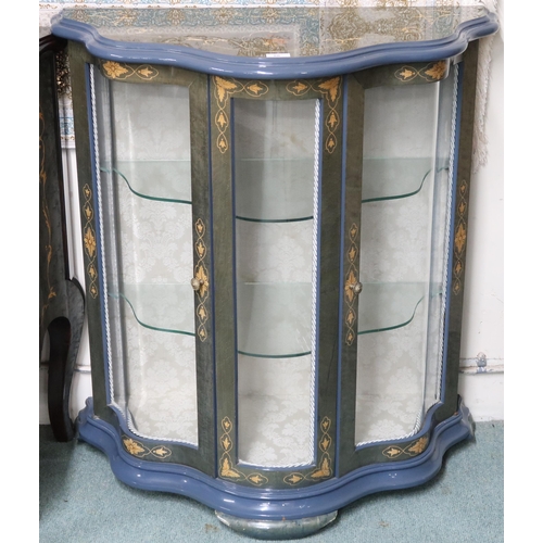 86 - A 20th century continental style serpentine front two door vitrine display cabinet, 92cm high x 84cm... 