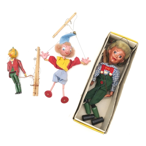 544 - An eclectic mixed lot, to include a Luntoy hollow-cast lead puppet, boxed Pelham Hansel puppet and o... 