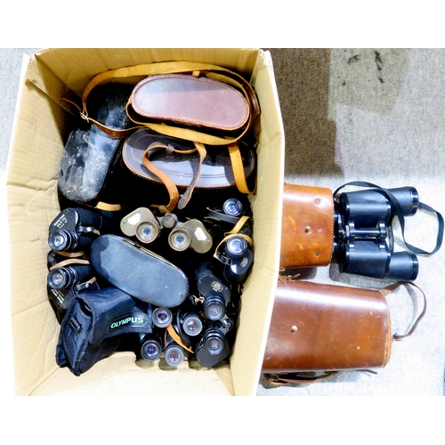 591 - Assorted binoculars, to include a pair of 6x30 Dienstglas binoculars by 